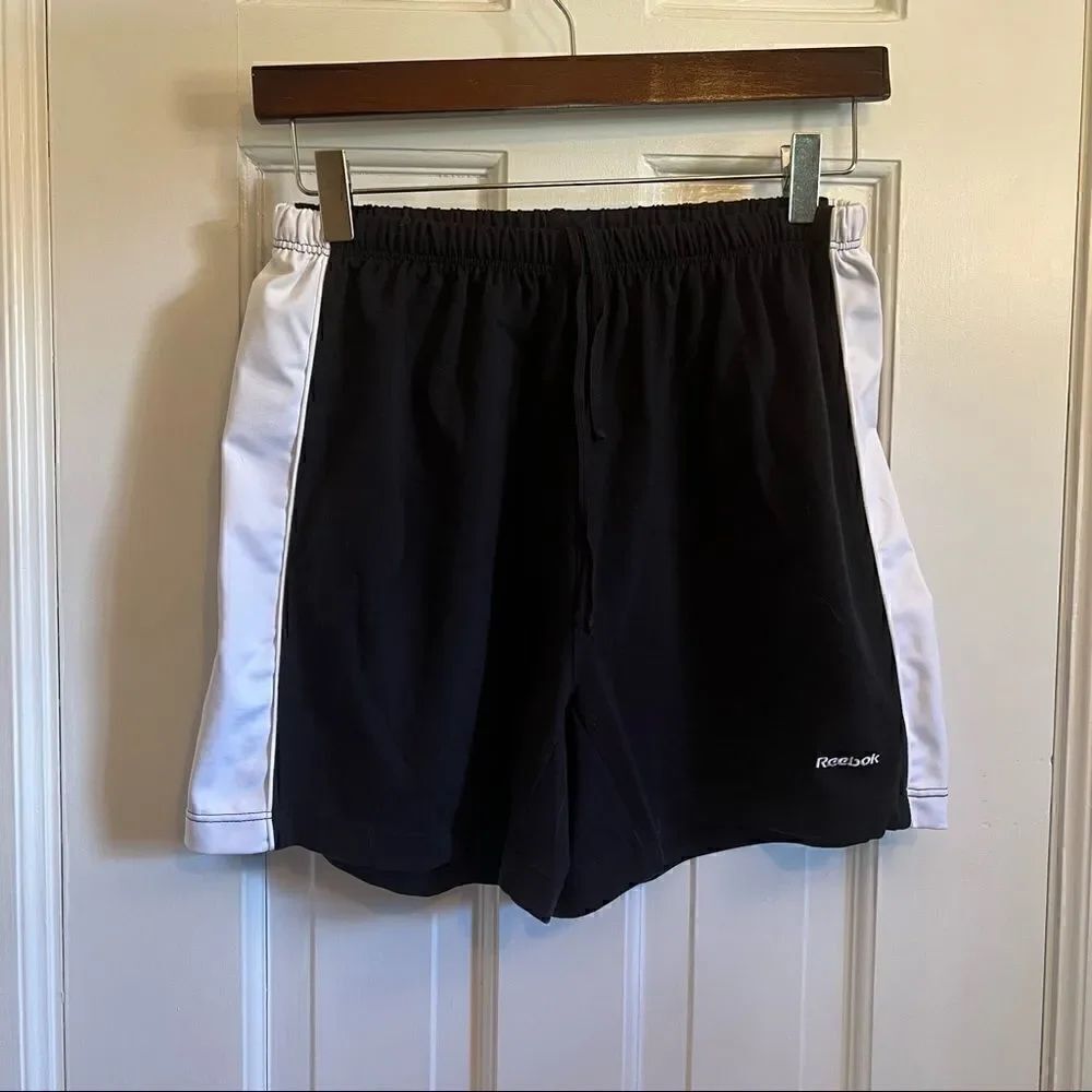 ✅(free) Reebok white and black shorts